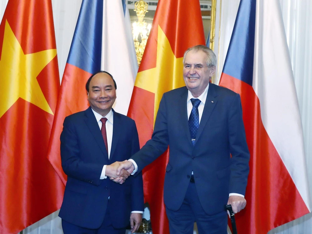 Thủ tướng Nguyễn Xuân Phúc hội kiến Tổng thống Séc Milos Zeman. (Ảnh: Thống Nhất/TTXVN)