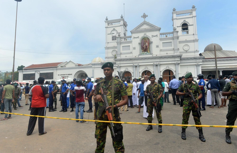Lực lượng an ninh Sri Lanka phong tỏa hiện trường vụ nổ tại nhà thờ ở khu vực Kochchikade, Colombo, ngày 21/4/2019. (Ảnh: AFP/TTXVN)