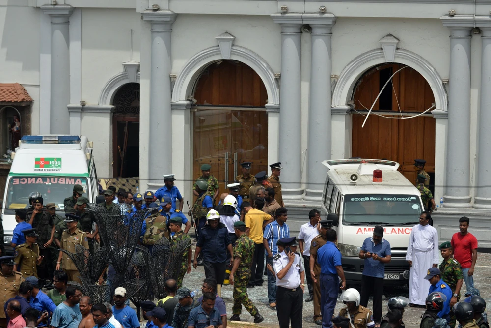 Xe cứu thương tại hiện trường vụ nổ ở nhà thờ thuộc khu vực Kochchikade, Colombo, Sri Lanka, ngày 21/4/2019. (Ảnh: AFP/TTXVN)
