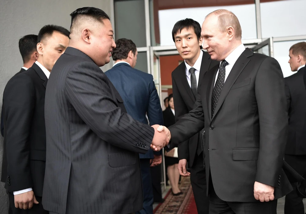 Tổng thống Nga Vladimir Putin (phải) và nhà lãnh đạo Triều Tiên Kim Jong-un (trái) sau cuộc hội đàm tại Trường Đại học Liên bang Viễn Đông ở đảo Rusky thuộc Vladivostok. (Ảnh: AFP/TTXVN)
