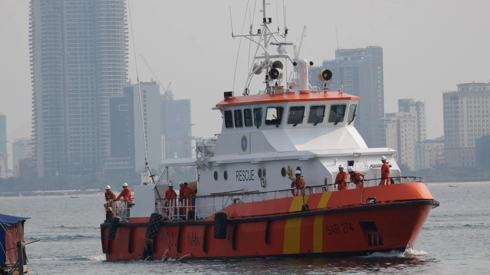 Tàu SAR 274 đưa nạn nhân bị nạn về bờ tại Đà Nẵng. (Ảnh: TTXVN)