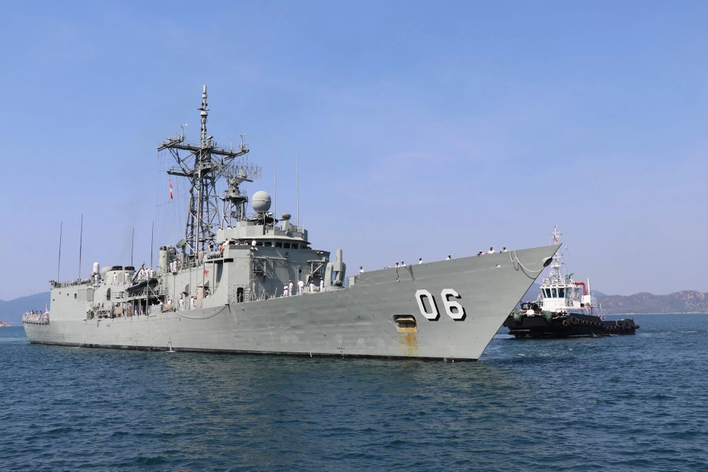 Tàu HMAS Newcastle đang cập Cảng quốc tế Cam Ranh. (Ảnh: Tiên Minh/TTXVN)