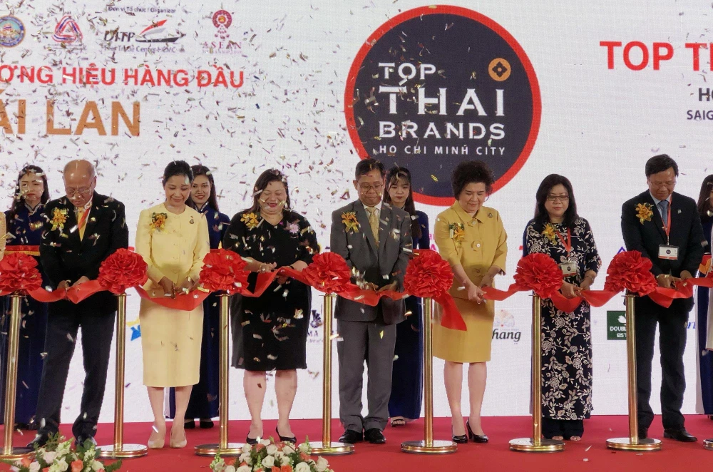 Đại diện các Bộ, ngành của Thái Lan và Việt Nam cắt băng khai mạc Top Thai Brands 2019. (Ảnh: Mỹ Phương/TTXVN)