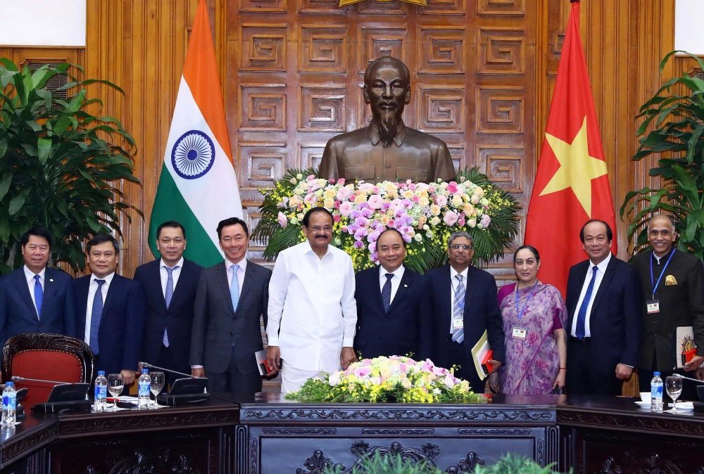 Thủ tướng Nguyễn Xuân Phúc hội kiến Phó Tổng thống, Chủ tịch Thượng viện Cộng hòa Ấn Độ Venkaiah Naidu. (Ảnh: Thống Nhất/TTXVN)