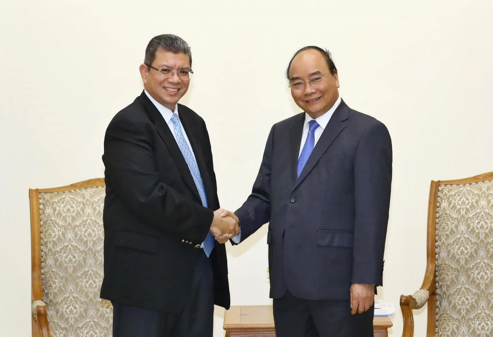Thủ tướng Nguyễn Xuân Phúc tiếp Bộ trưởng Ngoại giao Malaysia Saifuddin Abdullah. (Ảnh: Thống Nhất/TTXVN)
