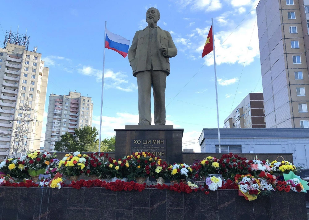 Tượng đài Bác Hồ ở quảng trường mang tên Bác ở thành phố Ulianovsk - quê hương của Lenin. (Ảnh: Tâm Hằng/TTXVN)