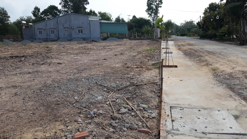 Một mảnh đất ở xã Thanh Phước, huyện Gò Dầu (Tây Ninh) được 'cò đất' làm đường phân lô bán nền. (Ảnh: Lê Đức Hoảnh/TTXVN)