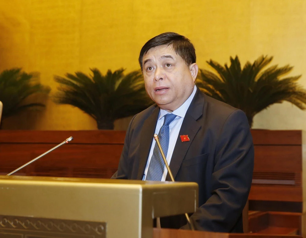 Bộ trưởng Bộ Kế hoạch và Đầu tư Nguyễn Chí Dũng trình bày Tờ trình Tờ trình về phân bổ, sử dụng nguồn dự phòng Kế hoạch đầu tư công trung hạn giai đoạn 2016-2020. (Ảnh: Lâm Khánh/TTXVN)