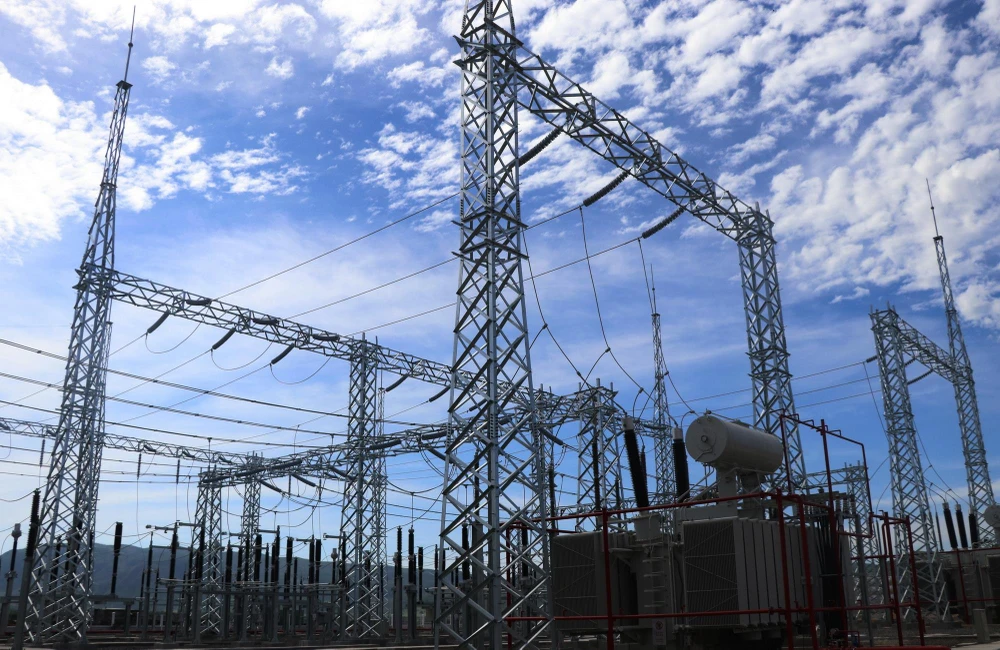 Trạm biến áp được lắp đặt chuyển tải hòa điện từ Nhà máy diện Mặt Trời vào lưới điện quốc gia. (Ảnh: Phạm Cường/TTXVN)