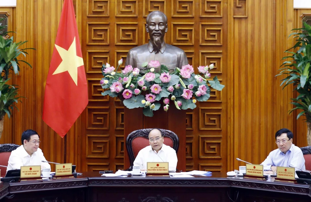 Thủ tướng Nguyễn Xuân Phúc chủ trì Phiên họp Chính phủ về tăng trưởng vùng kinh tế trọng điểm và tác động tới tăng trưởng của cả nước giai đoạn 2011-2017. (Ảnh: Thống Nhất/TTXVN)