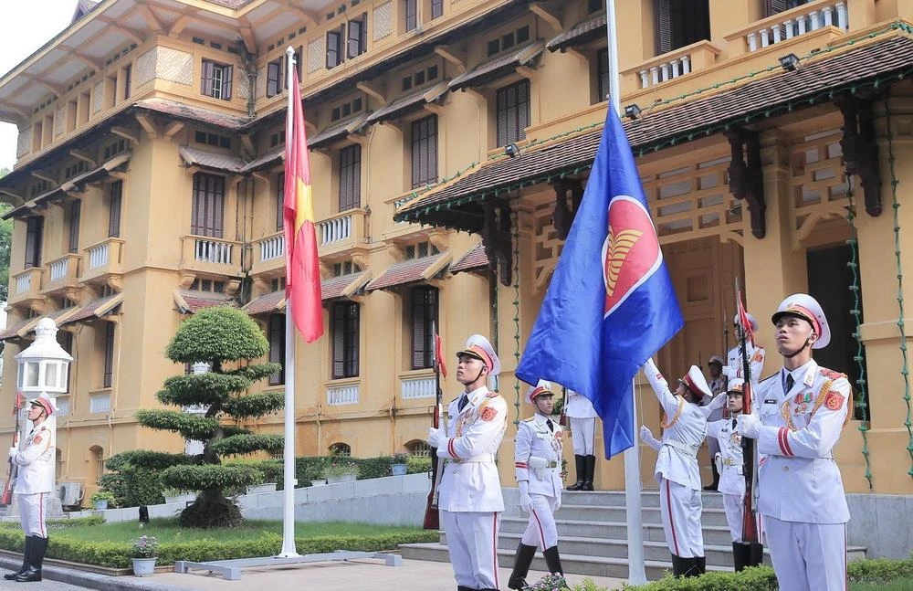 Nghi thức thượng cờ nhân dịp kỷ niệm 52 năm Ngày thành lập Hiệp hội các quốc gia Đông Nam Á (ASEAN). (Ảnh: Lâm Khánh/TTXVN)