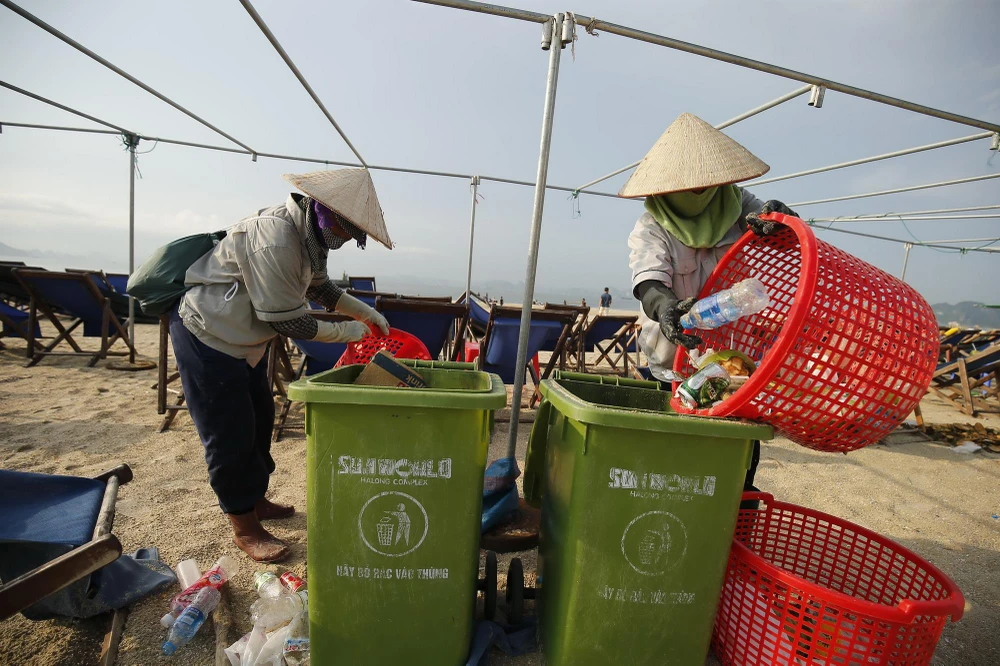 Công nhân môi trường đô thị thu dọn rác thải nhựa tại Vịnh Hạ Long. (Nguồn: PV/Vietnam+)