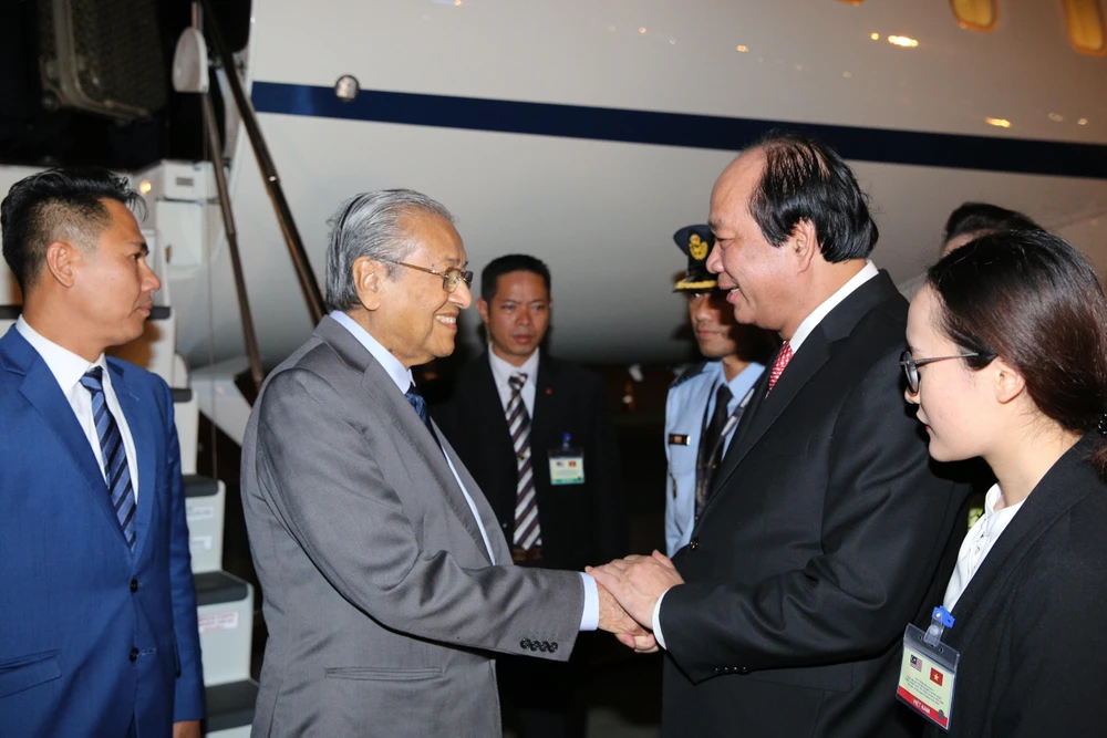 Bộ trưởng, Chủ nhiệm Văn phòng Chính phủ Mai Tiến Dũng đón Thủ tướng Malaysia Mahathir Mohamad. (Ảnh: Dương Giang/TTXVN)