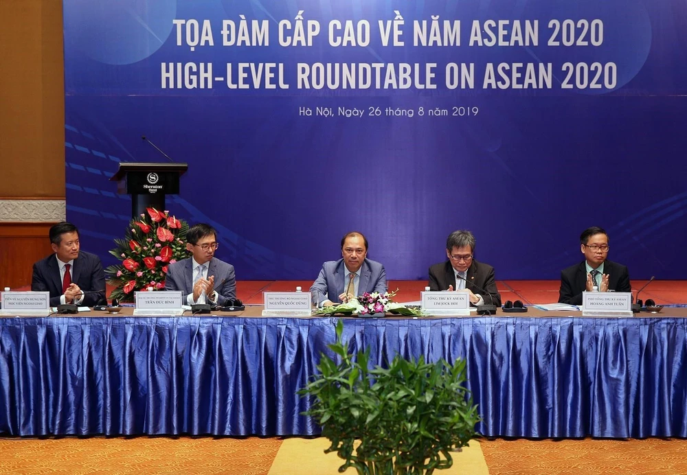 Tổng Thư ký ASEAN Lim Jock Hoi và Thứ trưởng Bộ Ngoại giao Việt Nam Nguyễn Quốc Dũng chủ trì tọa đàm. (Ảnh: Dương Giang/TTXVN)