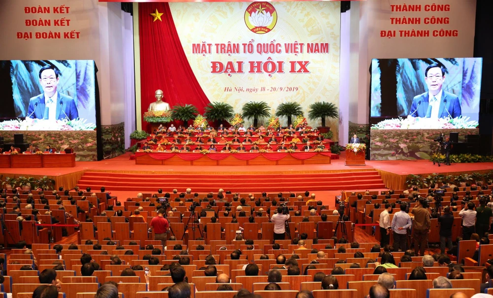 Ủy viên Bộ Chính trị, Phó Thủ tướng Chính phủ Vương Đình Huệ phát biểu với Đại hội về tình hình và nhiệm vụ phát triển kinh tế-xã hội của đất nước; công tác phối hợp giữa Chính phủ và Ủy ban Trung ương MTTQ Việt Nam. (Ảnh: TTXVN)