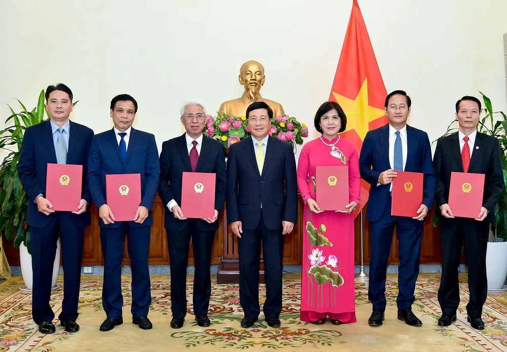 Phó Thủ tướng, Bộ trưởng Bộ Ngoại giao Phạm Bình Minh trao Quyết định bổ nhiệm các Đại sứ nhiệm kỳ 2019-2022. (Ảnh: TTXVN)