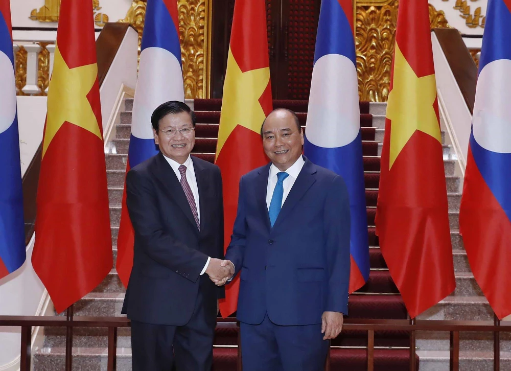 Thủ tướng Nguyễn Xuân Phúc và Thủ tướng Lào Thongloun Sisoulith tại trụ sở Chính phủ. (Ảnh: Thống Nhất/TTXVN)