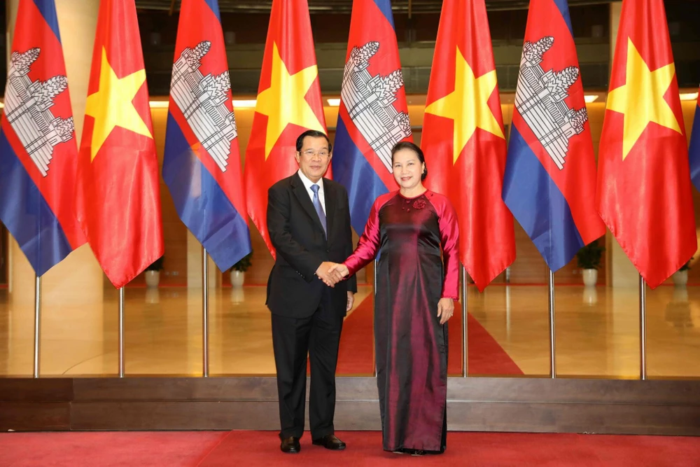 Chủ tịch Quốc hội Nguyễn Thị Kim Ngân hội kiến Thủ tướng Vương quốc Campuchia Samdech Techo Hun Sen đang thăm chính thức Việt Nam. (Ảnh: Văn Điệp/TTXVN)