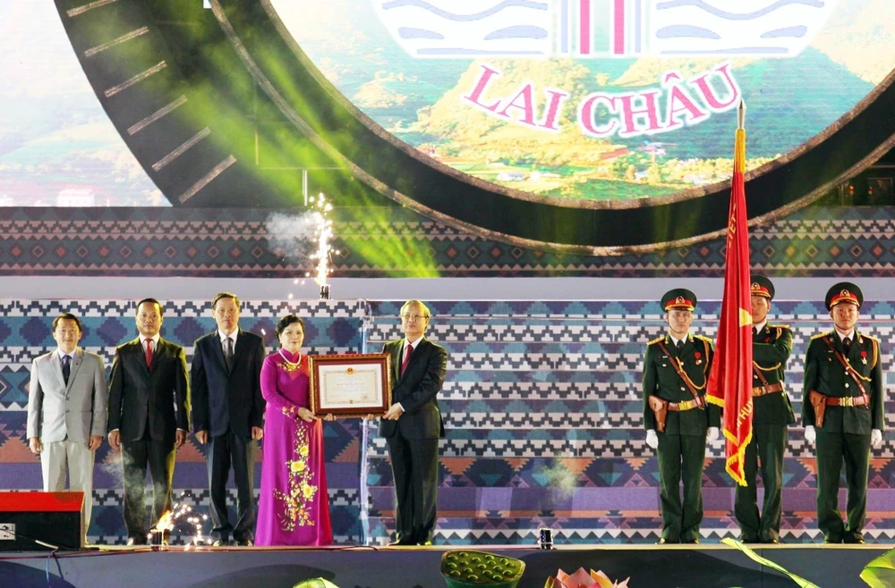 Ông Trần Quốc Vượng, Ủy viên Bộ Chính trị, Thường trưc Ban Bí thư trao Huân chương Độc lập hạng Nhất (lần thứ hai) cho Đảng bộ, nhân dân tỉnh Lai Châu. (Ảnh: Quý Trung/TTXVN)