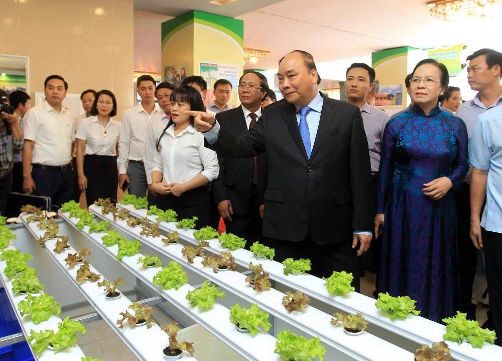 Thủ tướng Nguyễn Xuân Phúc tham quan mô hình và các gian hàng trưng bày sản phẩm nông nghiệp của thành phố Hải Phòng. (Ảnh: An Đăng/TTXVN)