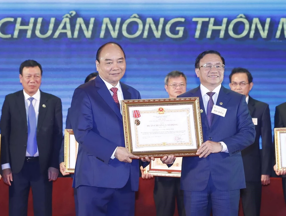 Thủ tướng Nguyễn Xuân Phúc trao tặng Huân chương Lao động hạng Nhất cho tỉnh Hà Tĩnh. (Ảnh: Thống Nhất/TTXVN)
