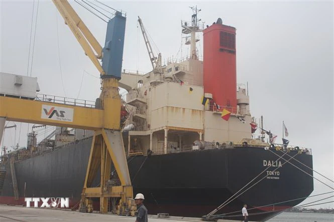 Tàu Container quốc tế đầu tiên cập cảng Nghi Sơn. (Ảnh: Khiếu Tư/TTXVN)