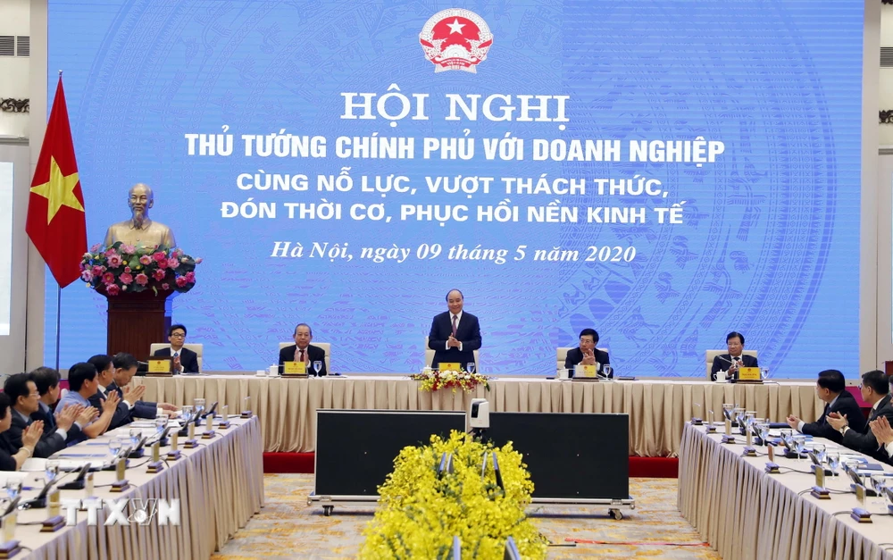 Thủ tướng Nguyễn Xuân Phúc và các Phó Thủ tướng chủ trì hội nghị tại điểm cầu Hà Nội. (Ảnh: Thống Nhất/TTXVN)