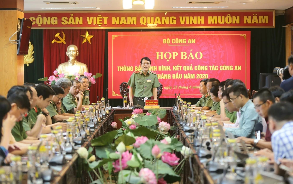 Trung tướng Lương Tam Quang, Thứ trưởng Bộ Công an trả lời các câu hỏi của phóng viên. (Ảnh: Doãn Tấn/TTXVN)