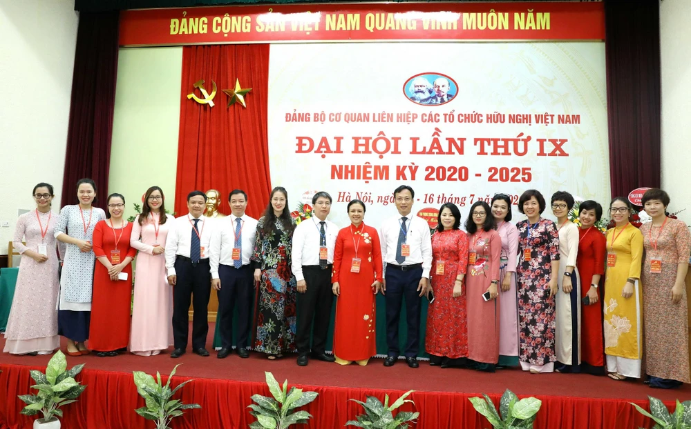 Bí thư Đảng ủy Cơ quan Liên hiệp các tổ chức hữu nghị Việt Nam Nguyễn Phương Nga với các đại biểu. (Ảnh: Văn Điệp/TTXVN)