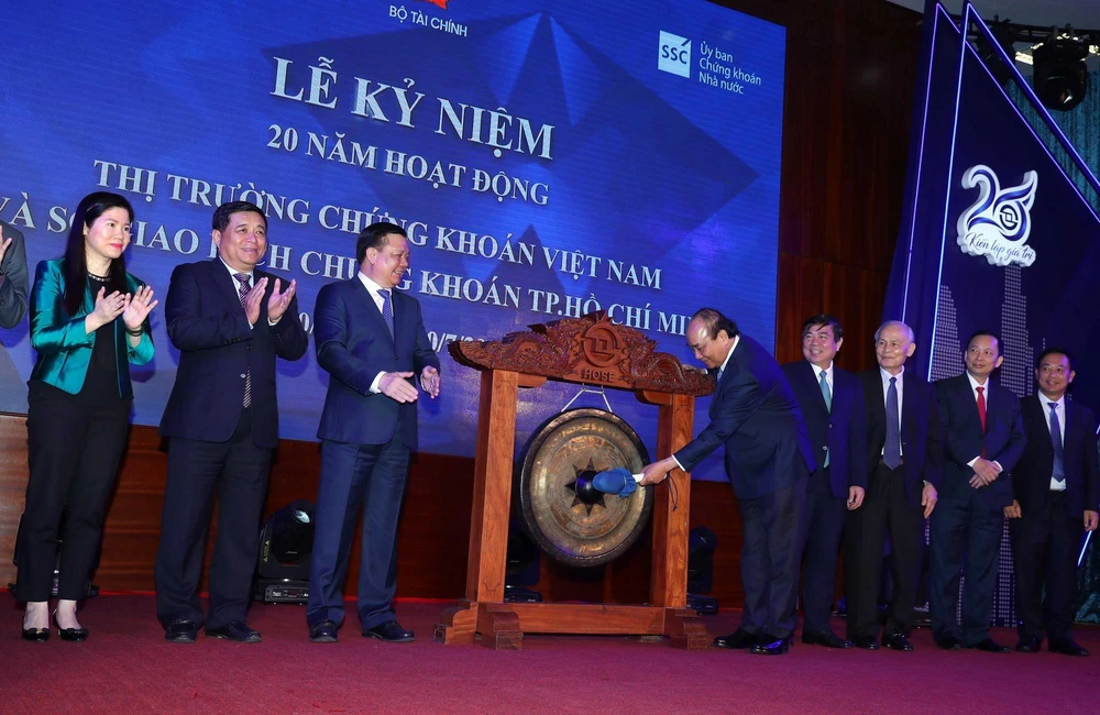 Thủ tướng Nguyễn Xuân Phúc thực hiện nghi thức đánh cồng khai trương phiên giao dịch chứng khoán. (Ảnh: Thống Nhất/TTXVN)