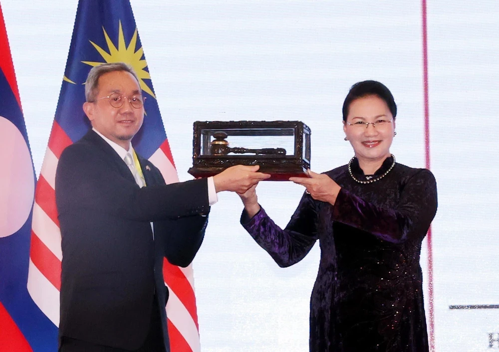 Chủ tịch Quốc hội Nguyễn Thị Kim Ngân trao búa tại chuyển giao chức Chủ tịch AIPA 2021 cho Brunei, nước chủ nhà của AIPA 42 tại Lễ bế mạc. (Ảnh: Trọng Đức/TTXVN)
