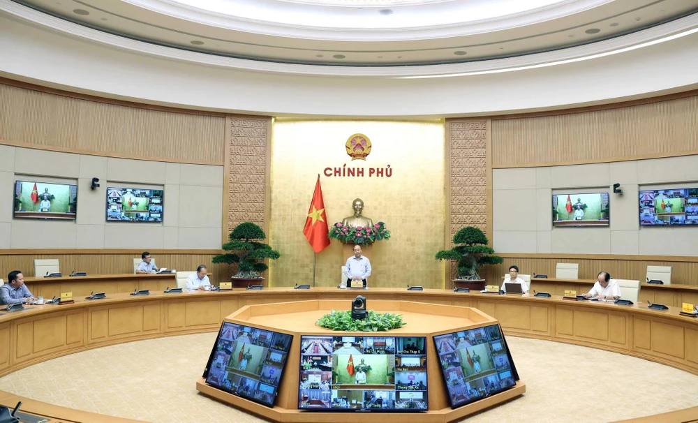 Thủ tướng Nguyễn Xuân Phúc chủ trì phiên họp trực tuyến giữa Thường trực Chính phủ, Ban Chỉ đạo Quốc gia phòng, chống dịch COVID-19 với một số bộ, ngành và địa phương. (Ảnh: Thống Nhất/TTXVN)