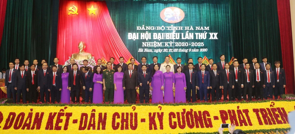 Ban chấp hành Đảng bộ tỉnh Hà Nam khóa XX ra mắt Đại hội. (Ảnh: Nguyễn Chinh/TTXVN)