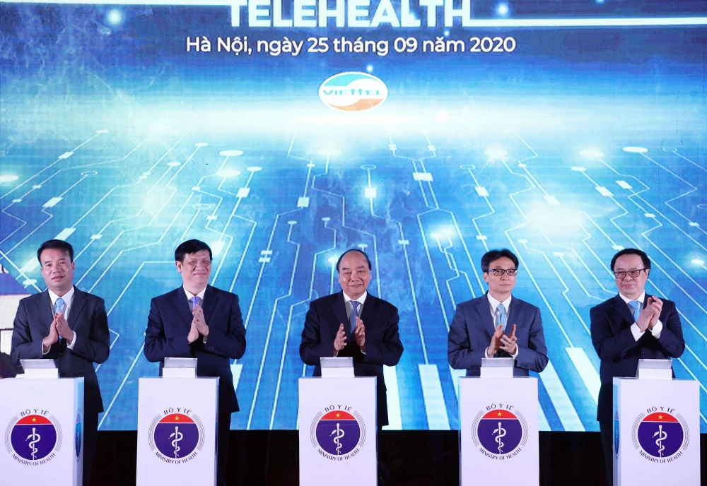 Thủ tướng Nguyễn Xuân Phúc và các đại biểu thực hiện nghi thức khánh thành kết nối 1000 cơ sở khám, chữa bệnh từ xa. (Ảnh: Thống Nhất/TTXVN)