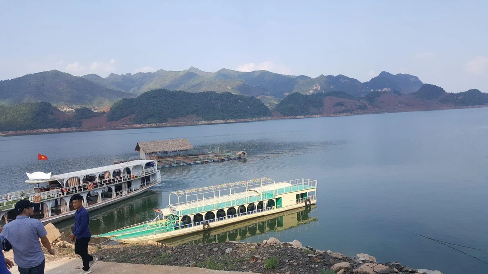 Biển hồ Quỳnh Nhai. (Ảnh: Đinh Thuận/TTXVN)