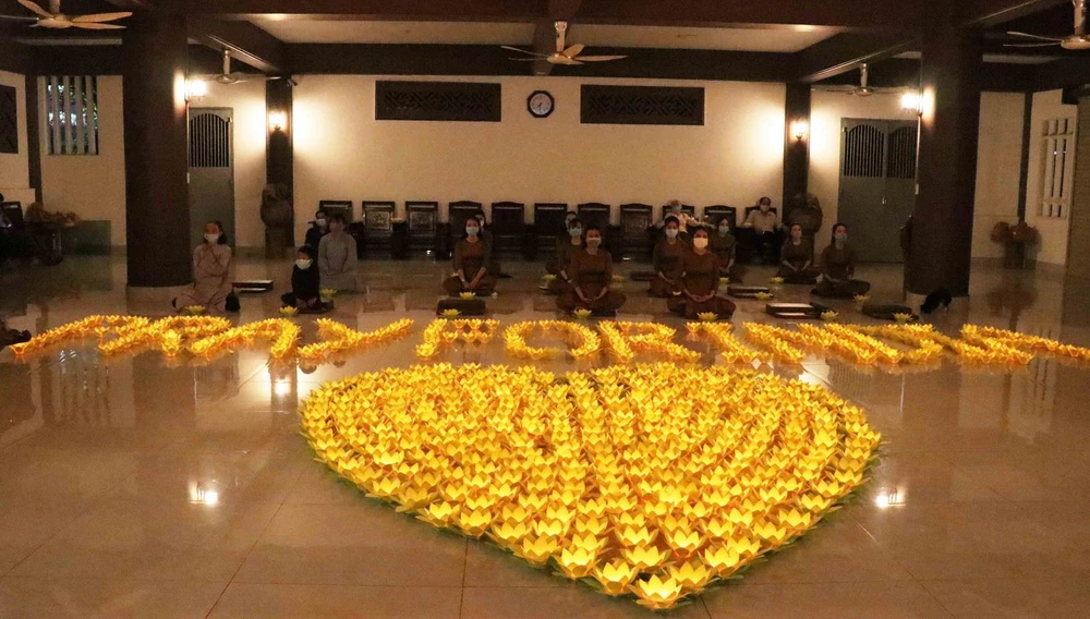 Tăng ni, Phật tử Thành phố Hồ Chí Minh thắp nến cầu nguyện, đồng tâm chia sẻ với Phật tử, nhân dân Ấn Độ. (Ảnh: Xuân Khu/TTXVN)