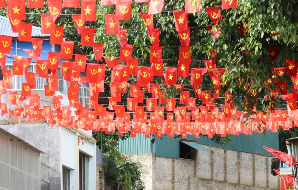 Cờ Tổ quốc và cờ Đảng treo tại các tuyến đường của xã biên giới Huổi Luông, huyện Phong Thổ, tỉnh Lai Châu. (Ảnh: Nguyễn Oanh/TTXVN)
