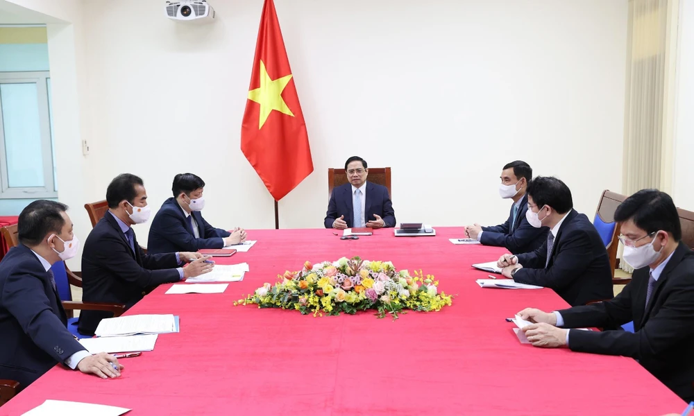 Thủ tướng Phạm Minh Chính điện đàm với Thủ tướng Pháp Jean Castex. (Ảnh: Dương Giang/TTXVN)