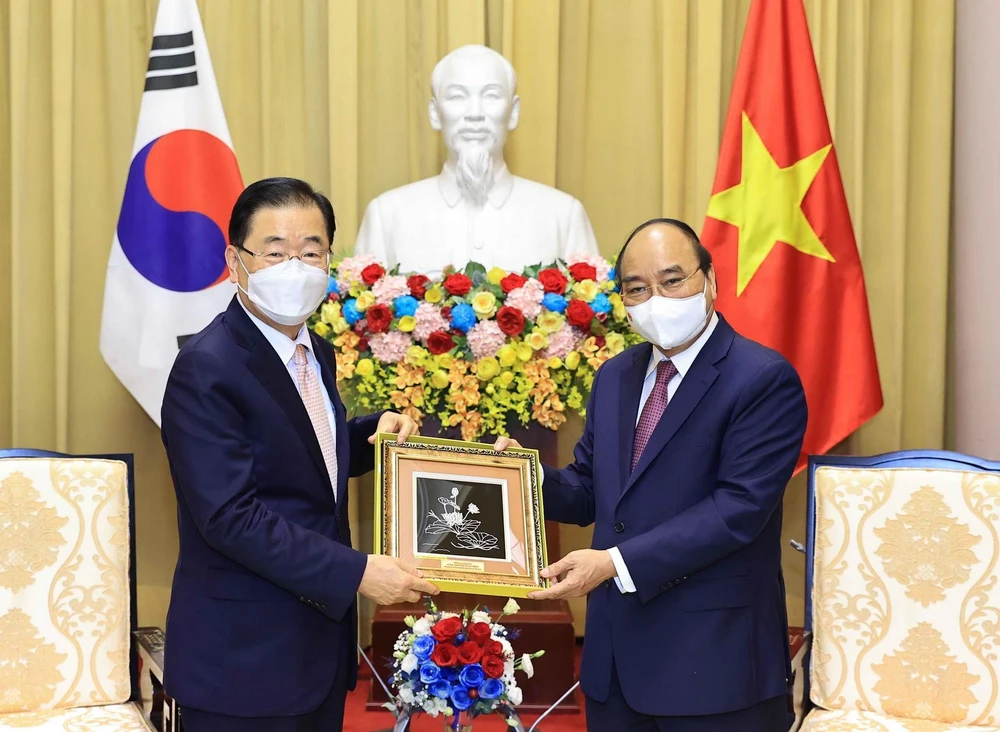 Chủ tịch nước Nguyễn Xuân Phúc tặng quà lưu niệm cho Bộ trưởng Ngoại giao Hàn Quốc Chung Eui Yong. (Ảnh: Thống Nhất/TTXVN)