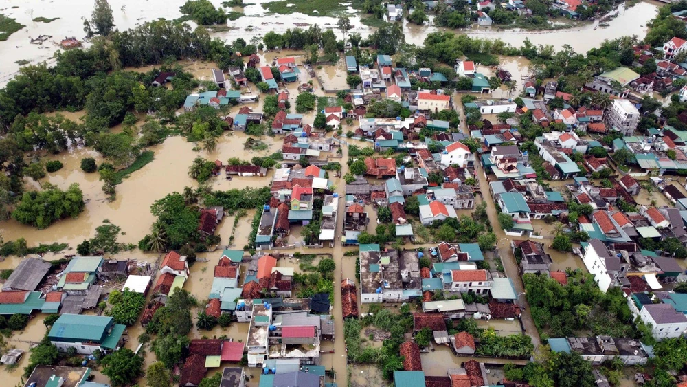 Ngày 27/9, mưa đã tạnh song nước rút chậm khiến hàng trăm hộ dân tại xã Quỳnh Lâm, huyện Quỳnh Lưu (Nghệ An) vẫn ngập sâu trong nước. (Ảnh: Tá Chuyên/TTXVN)