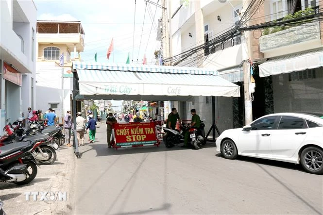 Chốt kiểm soát người dân ra vào phường Đức Nghĩa, thành phố Phan Thiết, tỉnh Bình Thuận. (Ảnh: Nguyễn Thanh/TTXVN)