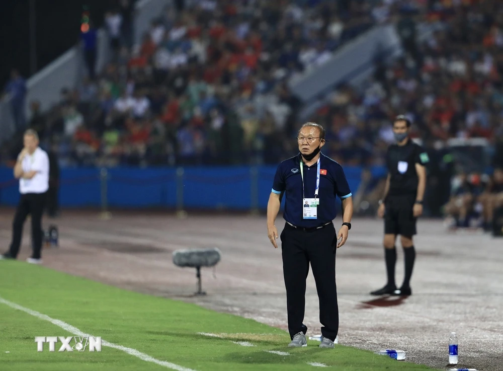 Huấn luyện viên Park Hang-seo chỉ đạo U23 Việt Nam ở trận bán kết với U23 Malaysia. (Ảnh: Hoàng Linh/TTXVN)