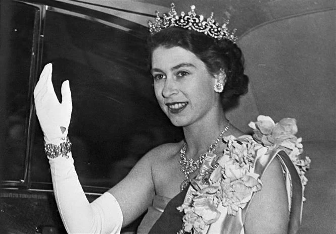 Nữ hoàng Elizabeth II lên ngôi vào năm nào?