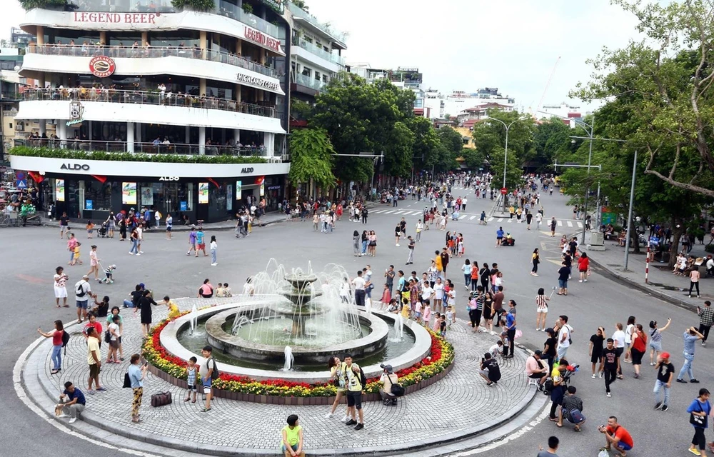Hà Nội: Phố đi bộ hồ Hoàn Kiếm mở cửa trong 4 ngày nghỉ lễ 2/9 | Vietnam+  (VietnamPlus)