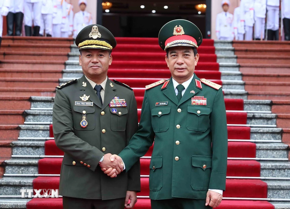 Bộ trưởng Quốc phòng Phan Văn Giang và Phó Thủ tướng, Bộ trưởng Bộ Quốc phòng Campuchia Tea Seihatại Lễ đón. (Ảnh: An Đăng/TTXVN)
