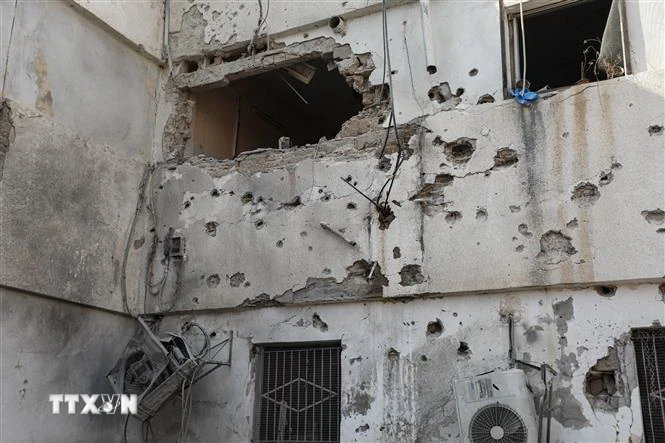 Một bệnh viện ở Gaza bị hư hại sau cuộc tấn công của các lực lượng Israel ngày 9/11. ( Ảnh: THX/TTXVN)
