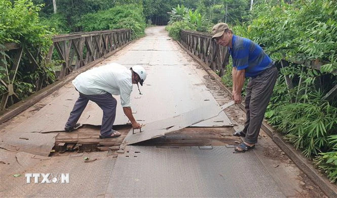 Cầu Long xuống cấp nghiêm trọng. (Ảnh: Đậu Tất Thành/TTXVN)