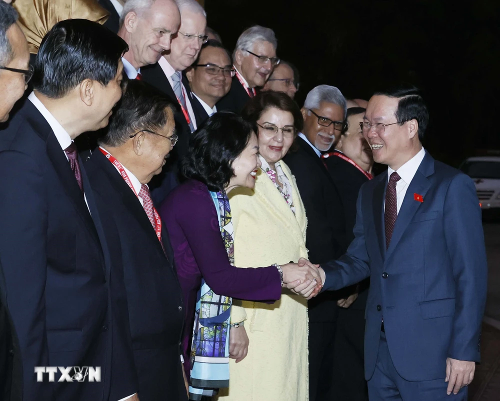 Chủ tịch nước Võ Văn Thưởng và các đại biểu tham dự Hội nghị Chữ thập Đỏ và Trăng Lưỡi liềm Đỏ khu vực châu Á Thái Bình Dương lần thứ 11. (Ảnh: Thống Nhất/TTXVN)