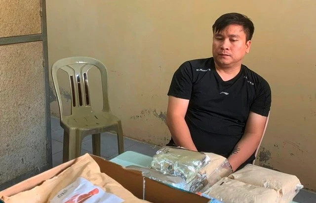Phạm Văn Trung cùng tang vật gần 7kg ma túy bị công an thu giữ. (Ảnh do công an cung cấp)