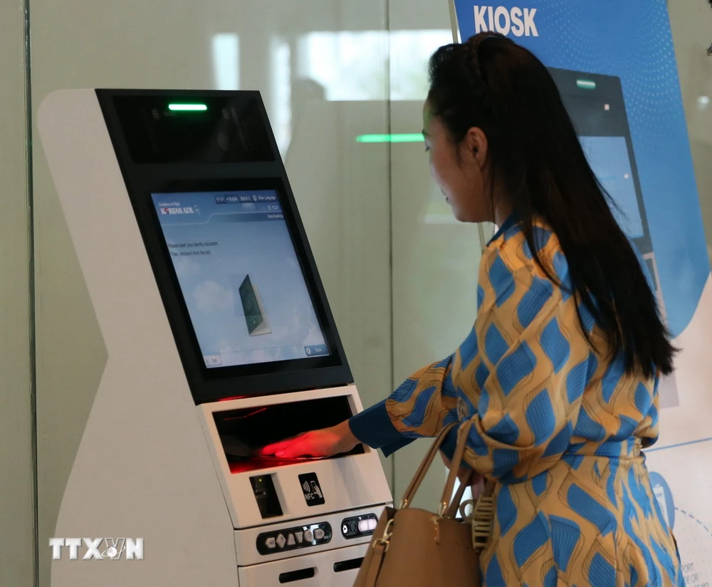 Hành khách làm thủ tục cho chuyến bay bằng hệ thống tự động Self check-in kiosk ở Nhà ga Quốc tế Đà Nẵng. (Ảnh: Trần Lê Lâm/TTXVN)